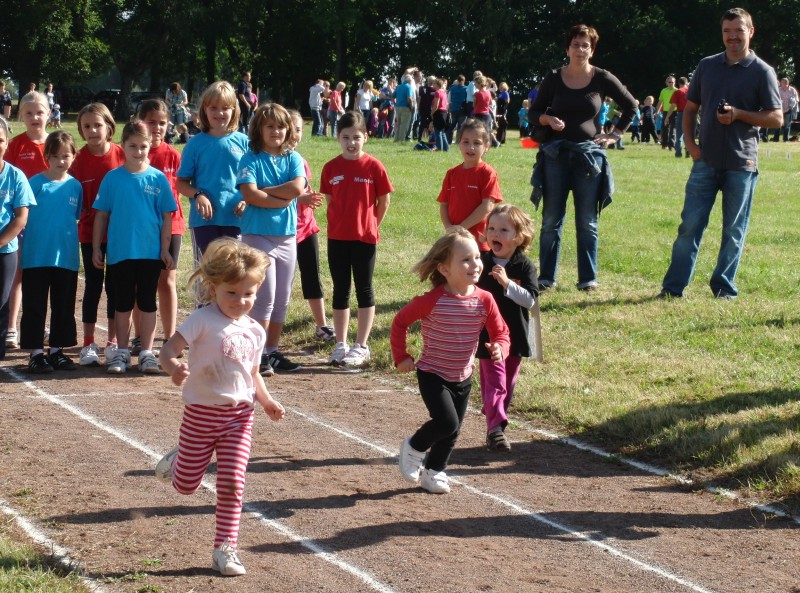 Drei junge Teilnehmerinnen des Mehrkampfes beim 50m Lauf